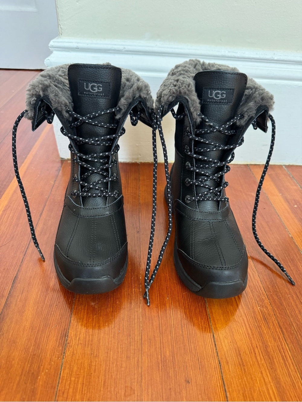 NEW UGG Black Waterproof Lace-Up Winter Boots with Fur Collar Women’s Size 8